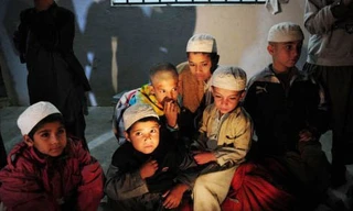 Giải thoát 45 học sinh Pakistan bị xiềng xích dưới tầng hầm