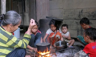 5 đứa trẻ thơ sống 'lay lắt' vì cha chết, mẹ điên khờ