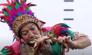 Trường Giang vô tư gặm đùi gà, bất chấp dàn “sao” đang “bụng đói“