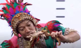 Trường Giang vô tư gặm đùi gà, bất chấp dàn “sao” đang “bụng đói“