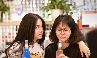 Linh Ngọc Đàm “đối đầu” MisThy trong hình tượng game giống “Tomb Raider” và “Cooking Mama“