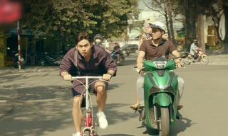 Dân tình “choáng” khi thấy Jun Phạm cưỡi xe đạp rượt đuổi xe hơi, đại náo phố phường