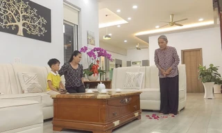 Bắt mẹ chồng ăn cơm chó, cô con dâu nhận cái kết “quả báo“