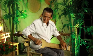 Người đàn ông mù có tình yêu âm nhạc bao la cùng cây đàn thau độc đáo có 1-0-2