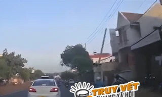 CLIP: Thực hư thanh sắt từ 'trên trời rơi xuống' trúng người đi đường