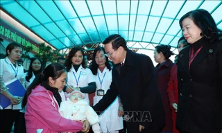 Chủ tịch nước thăm, chúc mừng các thầy thuốc Trạm Y tế xã Thanh Phong