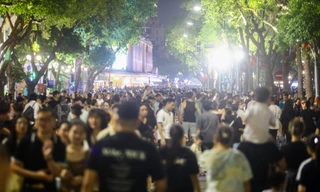 Chiều tối, người dân đổ xô lên phố đi bộ hồ Gươm 'hóng gió' trong ngày nghỉ lễ.