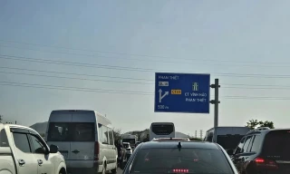 Chiều mùng 8 Tết, sân bay Tân Sơn Nhất, cao tốc đón lượng khách và xe kỷ lục