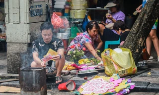 Phố cổ Hà Thành đỏ lửa, nghi ngút khói đốt vàng mã cúng Rằm tháng bảy