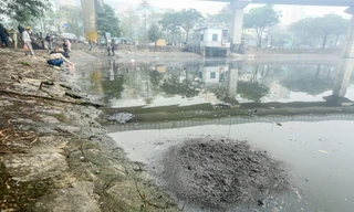 Người thả cá kẻ thả tro hương, mặt nước hồ ‘biến dị’ trong ngày ông Công ông Táo