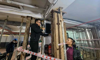 Cận cảnh hệ thống giàn giáo chống đỡ căn chung cư mini 8 tầng 