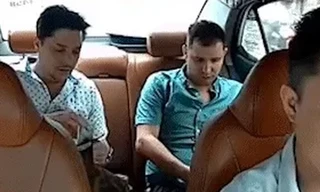 Khách Tây đưa nhầm tờ 500.000 đồng, phản ứng tài xế ở Hà Nội làm 'dậy sóng'