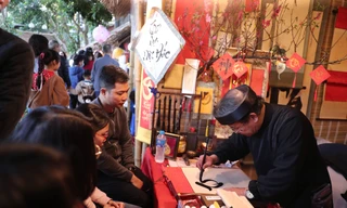 'Mùng 3 Tết thầy', nườm nượp người kéo đến xin chữ đầu năm ở Văn Miếu