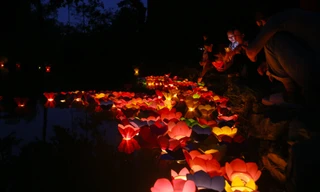 Người dân Thủ đô thả hoa đăng mùa Vu Lan báo hiếu