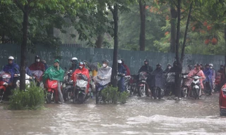 Hà Nội mưa xối xả, sấm sét đầy trời, nhiều tuyến phố ngập nặng