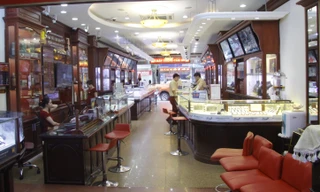 Cảnh tượng 'lạ đời' ở tiệm vàng Hà Nội khi giá cao chót vót