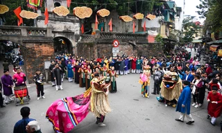 Hàng trăm người mặc áo dài truyền thống, tái hiện Tết xưa vòng quanh phố cổ Hà Nội
