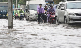 Mưa trắng trời, nhiều tuyến phố tại Hà Nội ‘thành sông’ chỉ sau 15 phút