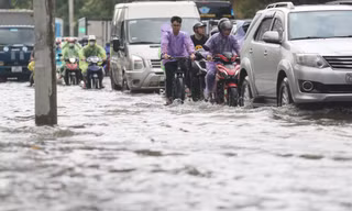 Mưa trắng trời, nhiều tuyến phố tại Hà Nội ‘thành sông’ chỉ sau 15 phút