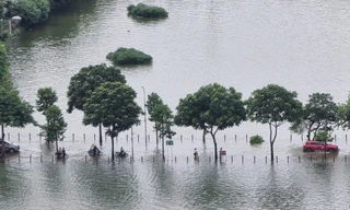 Người dân Hà Nội vừa đi vừa run khi đường và hồ 'hoà làm một'