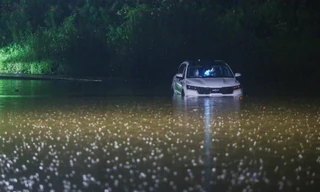 Mưa như trút nước, đường phố Hà Nội ngập sâu trong đêm