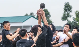 Hàng trăm thanh niên nháo nhào lao vào giành co quyết liệt ở lễ hội cướp cầu