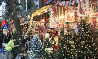 Hàng trăm triệu người chi tiền cho Noel, điều bất ngờ ở cây thông thật và giả