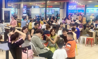 Nghỉ lễ 30/4 -1/5, người dân đổ xô đến TTTM, siêu thị ở Hà Nội để 'trốn nắng'