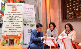 Trải nghiệm thêu thủ công trong lễ kỷ niệm ngày sinh ông Tổ nghề thêu Lê Công Hành