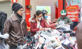 Chen nhau mua đồ xả hàng chiều 30 Tết