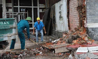 Người dân hối hả tháo dỡ nhà để mở rộng đường vào ga T3 sân bay Tân Sơn Nhất