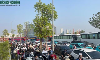 Biển người đổ về tham quan Bảo tàng Lịch sử Quân sự Việt Nam ngày cuối tuần 