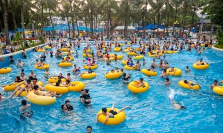 'Nắng nóng nung người', người dân đổ về công viên nước ngày nghỉ lễ