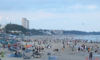 Nắng nóng gay gắt, du khách đổ về biển Vũng Tàu giải nhiệt ngày cuối tuần 