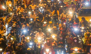 Mưa lớn đúng giờ tan tầm, người Hà Nội chật vật vượt ùn tắc ‘tìm đường’ về nhà