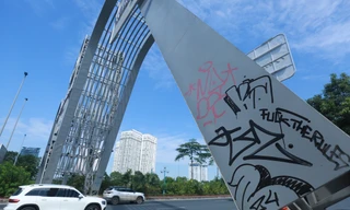 Cổng chào ở cửa ngõ Thủ đô bị bôi bẩn, viết ký tự lạ