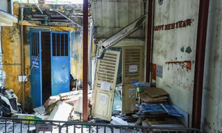 Xuất hiện 'hố tử thần' kéo đổ tường nhà, mái tôn ngay ngõ nhỏ trung tâm Hà Nội