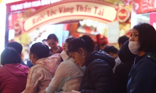 Lộ diện người 'xí chỗ' từ 3h sáng, mua chỉ vàng vía Thần tài đầu tiên 