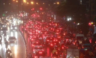 Mưa trắng trời, đường thành 'sông', người Hà Nội chật vật 'vượt' ùn tắc về nhà