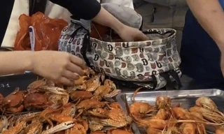 Ăn buffet mang về 10kg hải sản: Tranh cãi phạt tiền, công khai ảnh khách