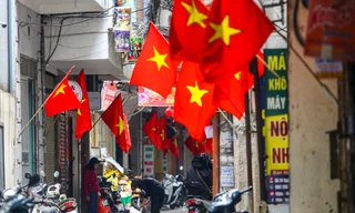 Phố phường Thủ đô rực rỡ cờ đỏ sao vàng ngày 30 Tết