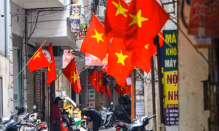 Phố phường Thủ đô rực rỡ cờ đỏ sao vàng ngày 30 Tết