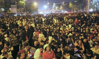 Biển người đổ về Hồ Tây xem lễ hội ánh sáng và pháo hoa Giao thừa