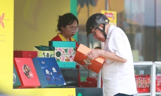 Bánh trung thu ‘xuống phố’ sớm, mòn mỏi chờ khách mua