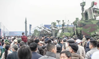 Người dân xếp hàng để được trải nghiệm vũ khí tại triển lãm Quốc phòng