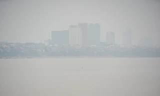 Hà Nội mù mịt bụi mịn từ sáng đến chiều, nhiều tòa nhà 'biến mất'