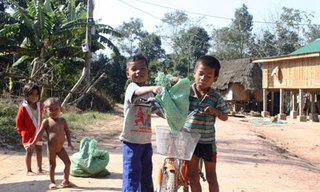 Những đứa trẻ bản Tăk Ngo này có lớn lên cùng với nỗi ám ảnh về “ma rừng - rừng ma”?