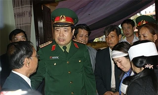 Đại tướng Phùng Quang Thanh đến hiện trường vụ nổ pháo hoa