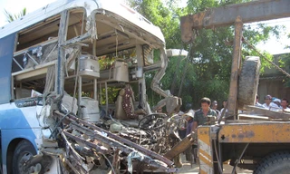 Xe khách đụng xe tải, 1 người chết, 23 người bị thương