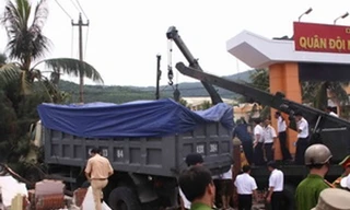 Xe tải húc đổ cổng doanh trại, bốn người thương vong
